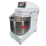Amasadora Rápida Digital Para 16 Kg Simpa modelo WDHS-40A con cuenco de acero inoxidable, indicada por una flecha roja, ideal para procesar grandes cantidades de masa.