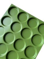 Bandeja para hamburguesas de teflón verde con múltiples cavidades redondas para horneado uniforme. Bandejas Hamburgueseras Estampadas