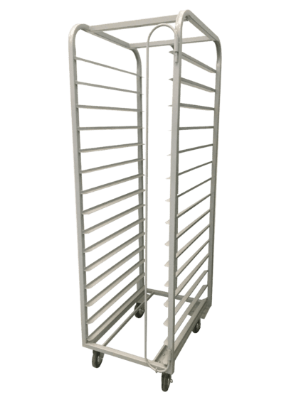 Carros de cocción de aluminio con ruedas y múltiples ranuras para bandejas en una cocina profesional. Carros De Transporte