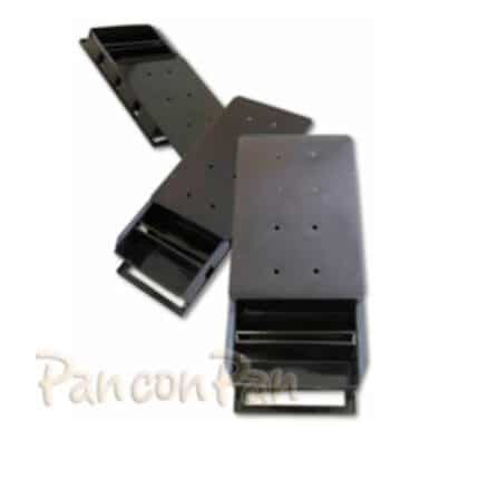 Trincha para molde de pan lactal de metal con varias hendiduras y orificios para la salida de aire. Trincha De Molde Pan Lactal