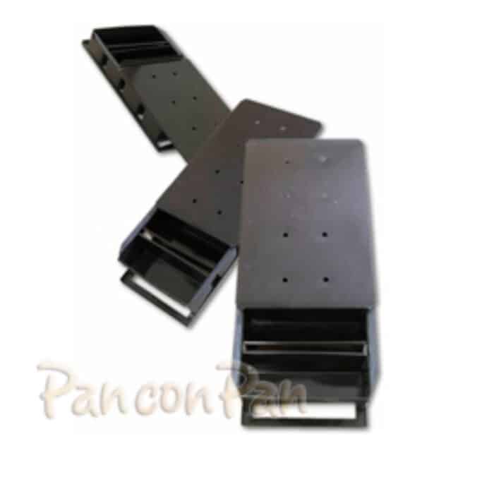 Trincha para molde de pan lactal de metal con varias hendiduras y orificios para la salida de aire. Trincha De Molde Pan Lactal